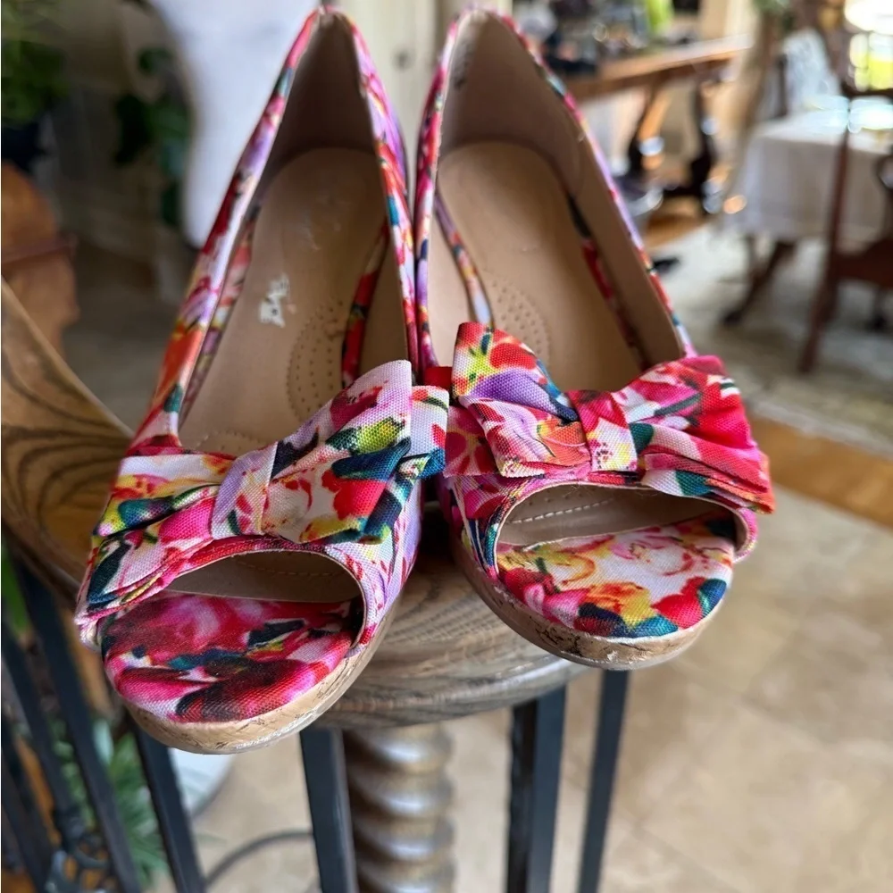 Dex flex comfort ladies floral wedges very good condition nine wide 3 inch heel
